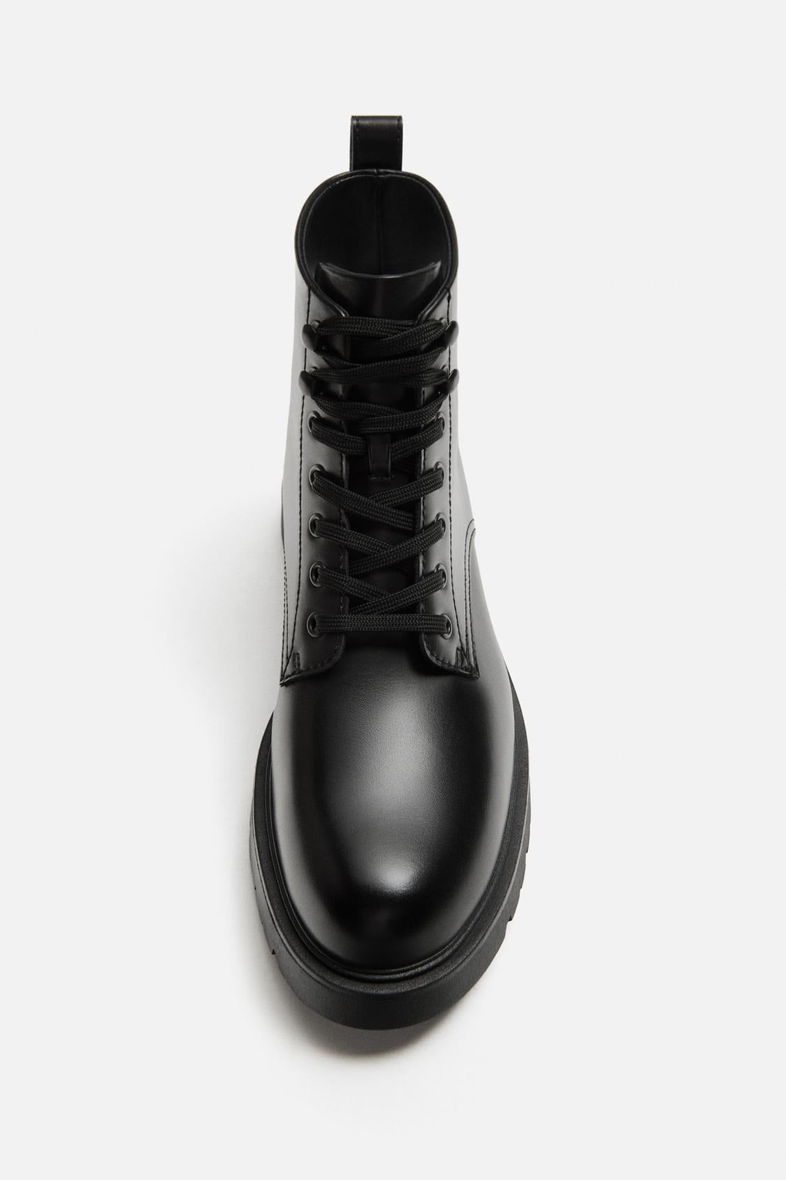 BOTTES À LACETS ET SEMELLES VOLUMINEUSES