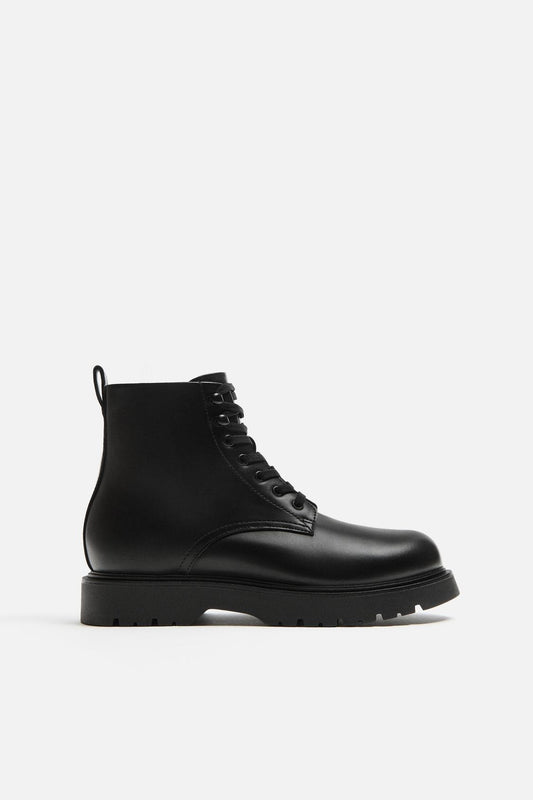 BOTTES À LACETS ET SEMELLES VOLUMINEUSES
