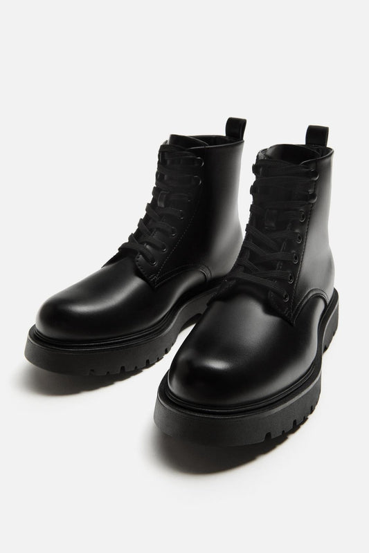 BOTTES À LACETS ET SEMELLES VOLUMINEUSES
